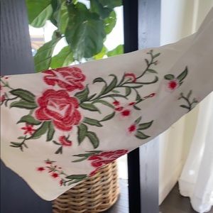 Linen top with embroidery